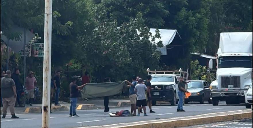 TOPES IMPROVISADOS DEL ALCALDE DE HUEHUETLÁN YA PROVOCARON EL PRIMER ACCIDENTE