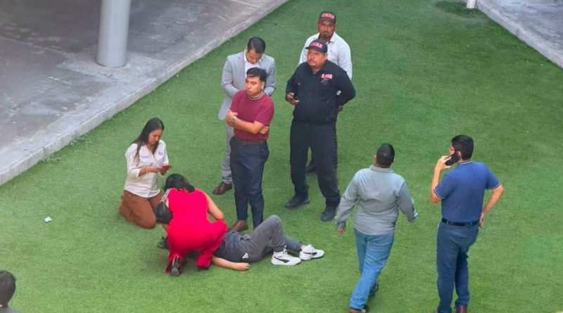 CAE DE TERCER PISO EN UNIVERSIDAD DE REYNOSA Y QUEDA GRAVE