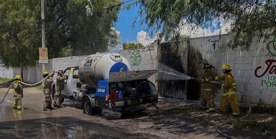 Controlan incendio de pipa en La Dichosa