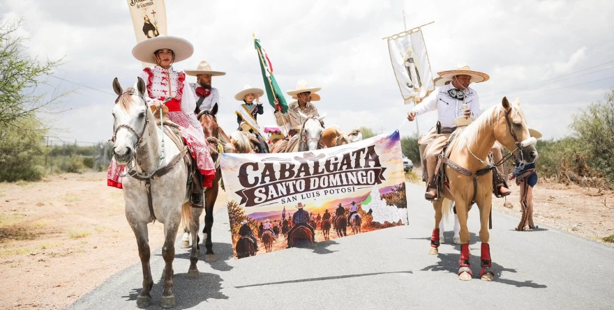 Jinetes abarrotan las calles del municipio