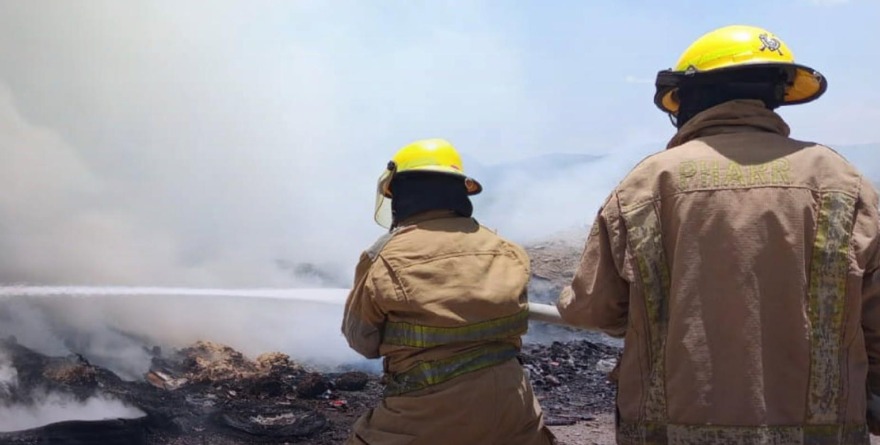 Brigadas combaten incendios de predios