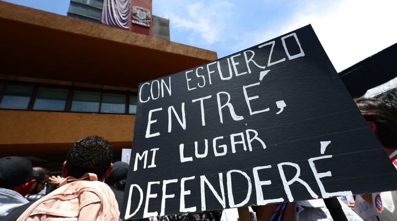 CUESTA UN VUELO ENTRAR A LA UNAM
