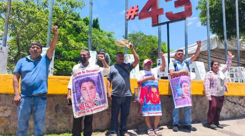 DICEN PADRES DE LOS 43 QUE NO SÓLO AGUIRRE ES RESPONSABLE