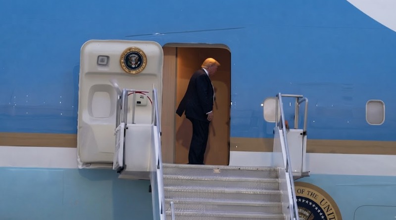 CRITICAN QUE TRUMP DEJÓ ‘SEÑUELOS’ EN SU CAMBIO DE AVIÓN