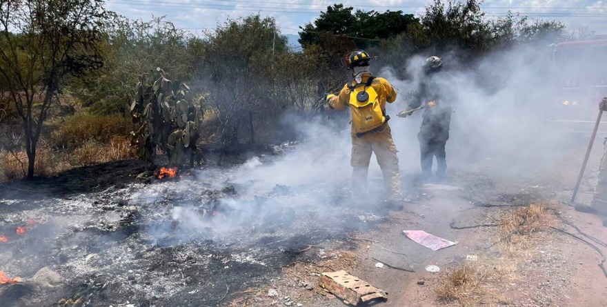 Bomberos atienden incendio en la Carretera 70