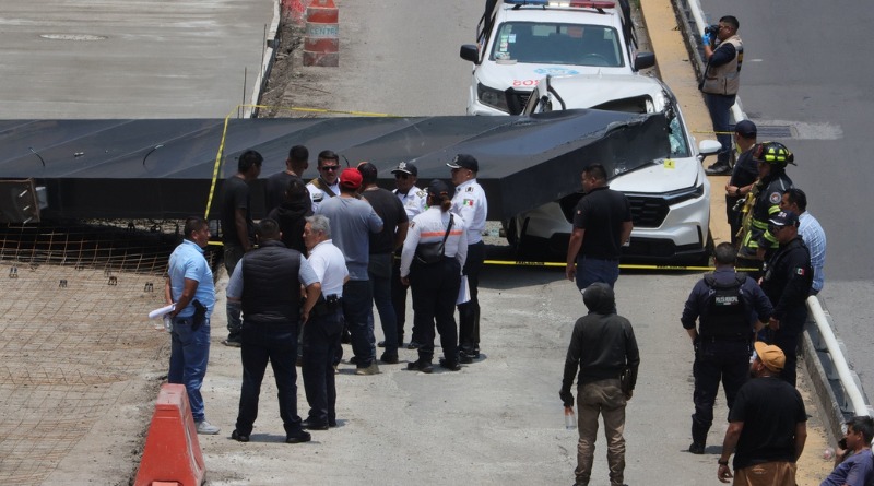 DERRIBAN ESTRUCTURA; MATA A CONDUCTORA