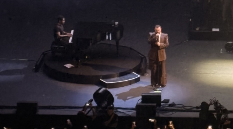 SAM SMITH SEDUCE A GUADALAJARA ENTRE BALADAS Y BAILE