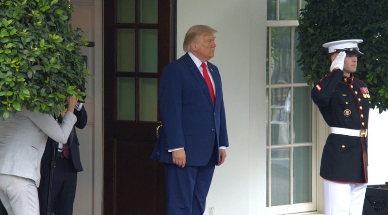 APRUEBAN A TRUMP LANZAR SU PROPIO BANCO
