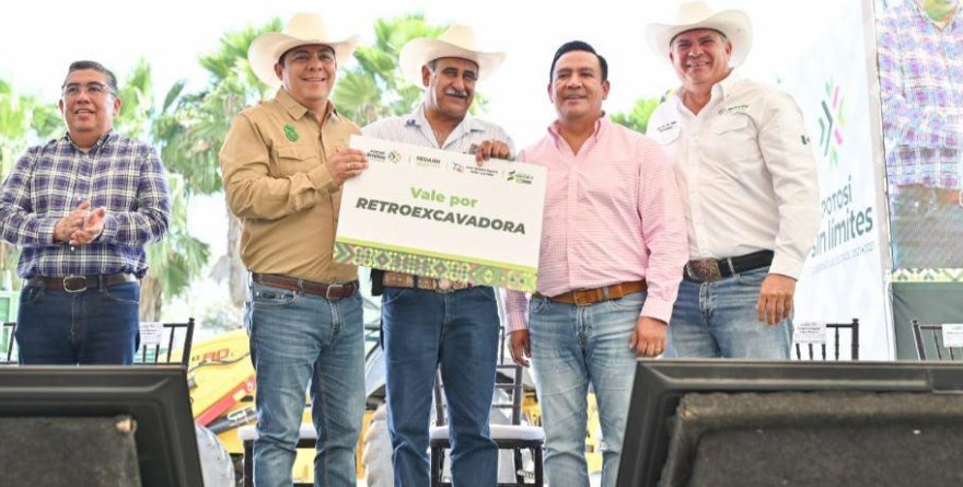 Anuncian subsidios y tractores para el sector