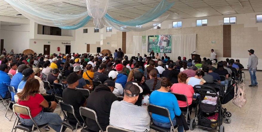 Familias de Charcas reciben escrituras