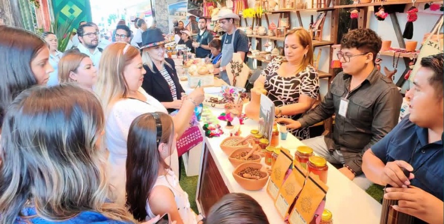 Artesanos exhiben trabajo en FENAPO