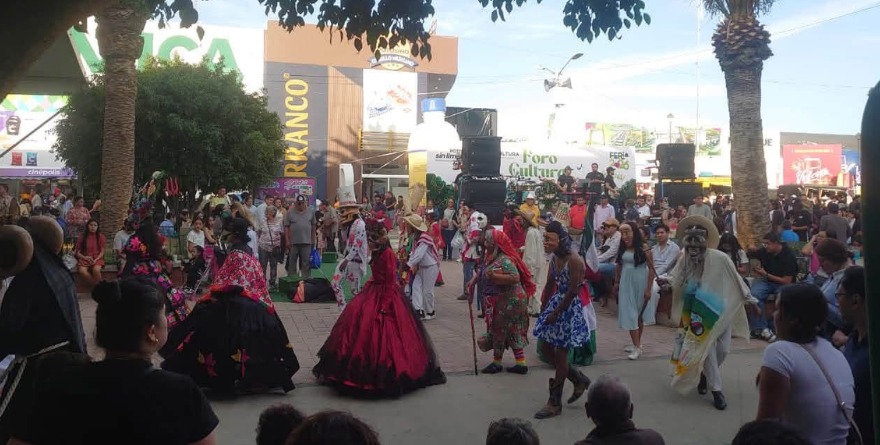 Grupo folclórico contagia su ritmo