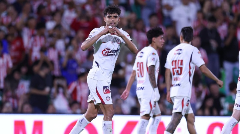 CHIVAS LE GANA POR LA MÍNIMA AL SANTOS, VÍA PENAL