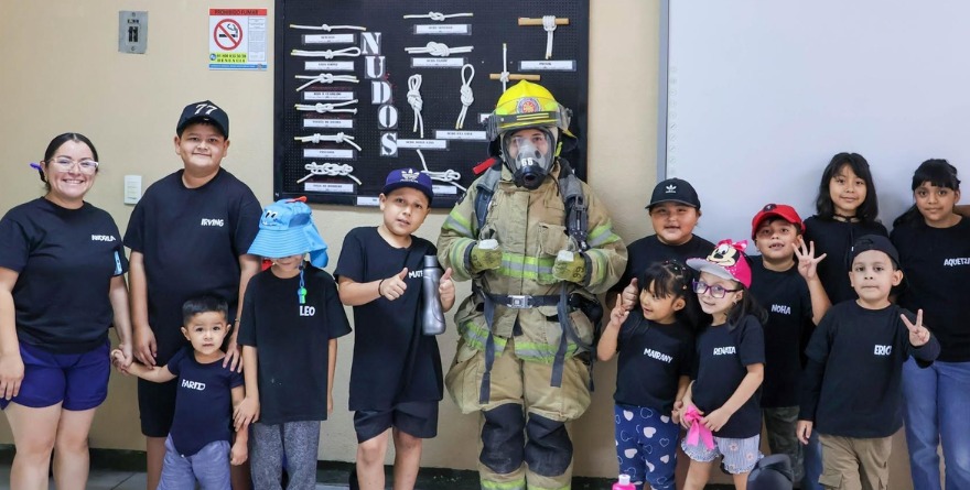 Bomberos enseñan prevención a niños