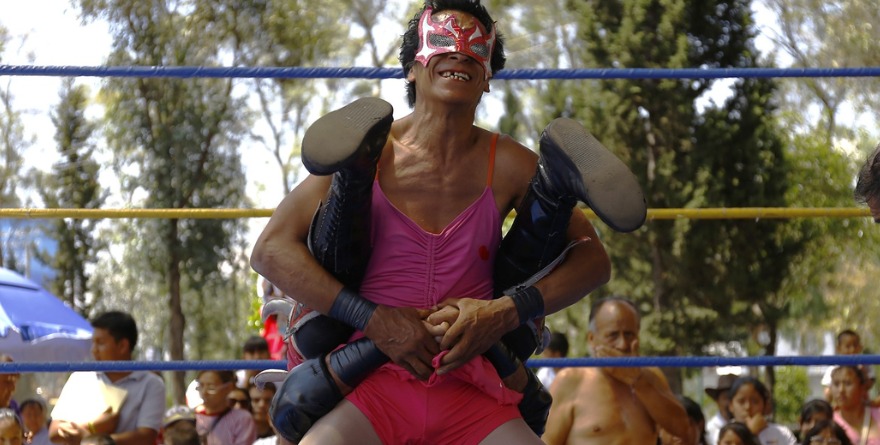 LO SACAN DEL CABARET