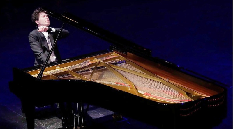 BUSCA WANG QUE SU PIANO SE SIENTA ‘COMO DE PELÍCULA’