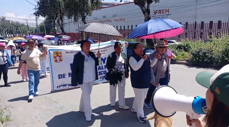 BLOQUEAN VÍAS EN TOLUCA POR SUELDOS ATRASADOS EN HOSPITALES