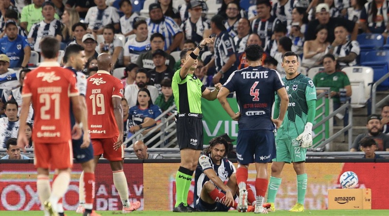ALONSO ACEVES SUFRE ESGUINCE DE TOBILLO