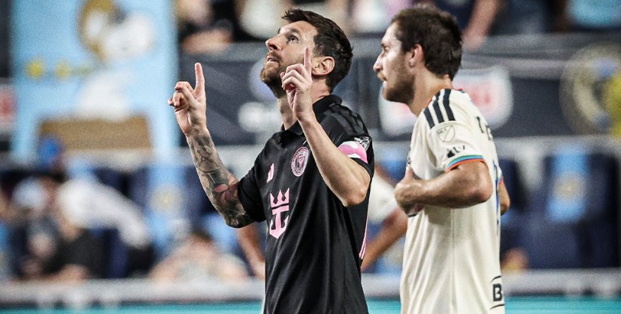 MESSI ANOTA SU PRIMER GOL CON DEDICACIÓN A SU PADRE
