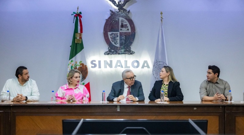SE REÚNE CON GABINETE, TRAS RETOMAR GUBERNATURA