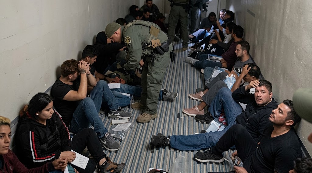 LOCALIZAN EN TEXAS A 20 MIGRANTES EN TRÁILER
