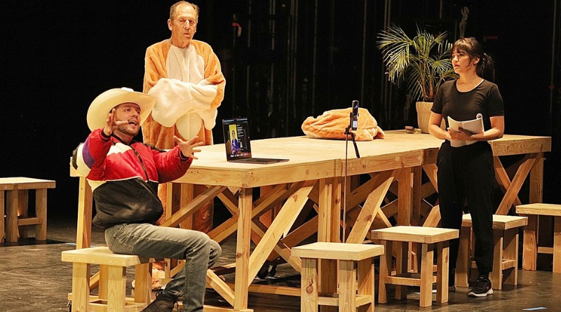 BUSCAN AL TEATRO ENTRE ALGORITMOS