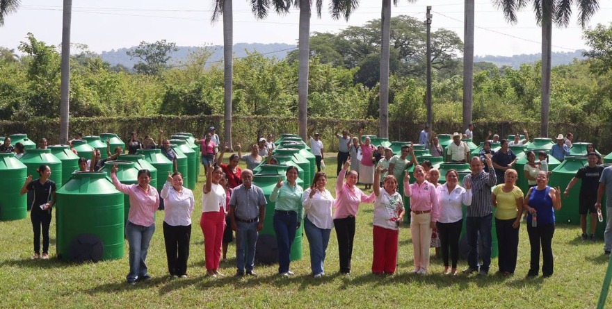 Entregan tinacos gratuitos en Axtla
