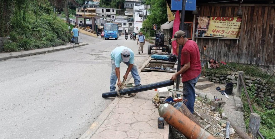 Tubería antigua provoca fuga en Tamazunchale