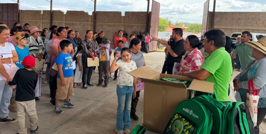 Llegan mochilas a las comunidades rurales