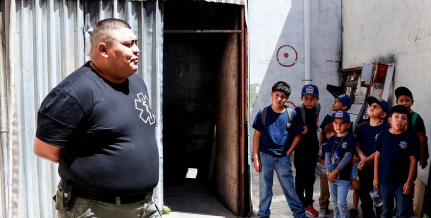 Bomberos imparten taller a los menores