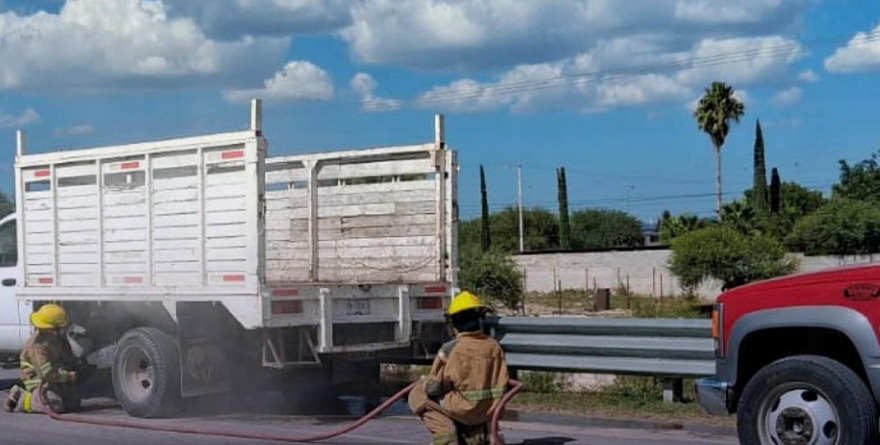 Sofocan incendio vehicular en la carretera 57