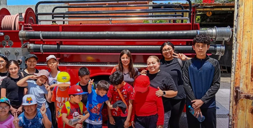 Bomberos capacitan a niños