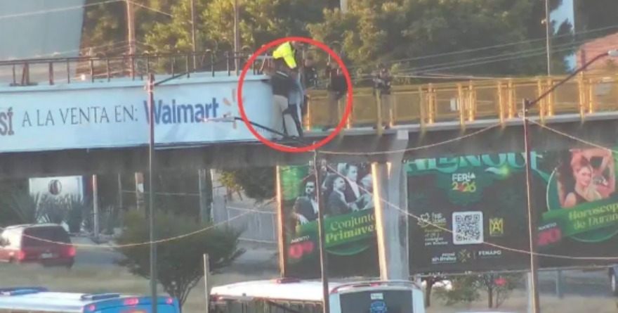 Rescatan a hombre en puente de Carretera 57 