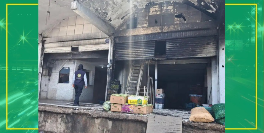 Incendio consume bodega en Central de Abastos