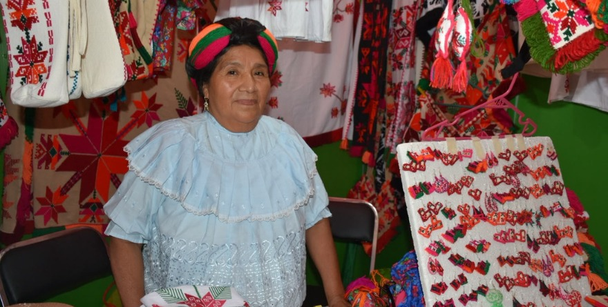 ¡Pueblos originarios la rompen en la FENAPO con artesanías y chismes de tradición!