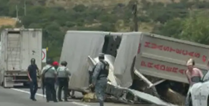 Volcadura de tráiler ganadero en la Carretera 57 genera caos vial