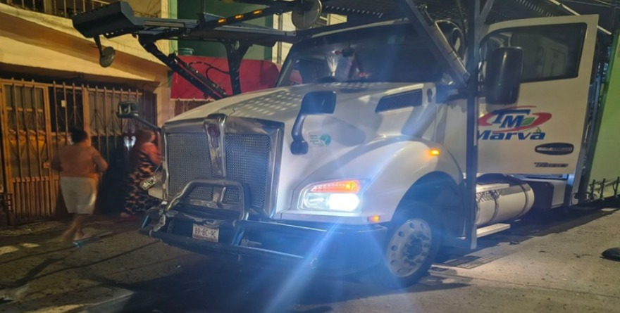 Tráiler causa destrozos