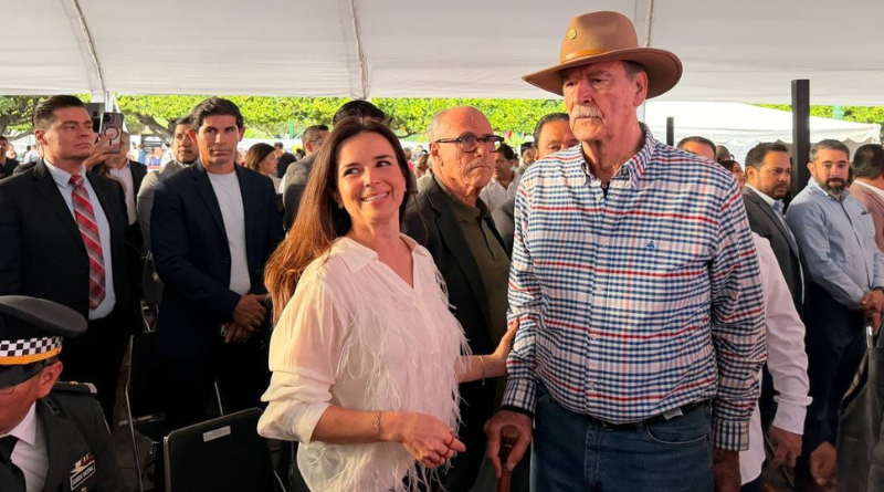 COQUETEAN EMECISTAS Y FOX DURANTE INFORME EN OCOTLÁN