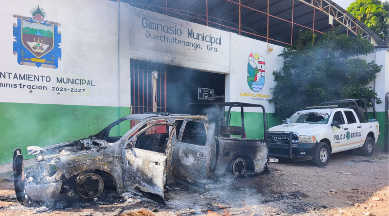 RETIENEN A MILITARES; QUEMAN SUS PATRULLAS