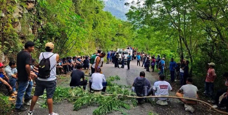 Acusan comuneros que CFE deja caminos abandonados