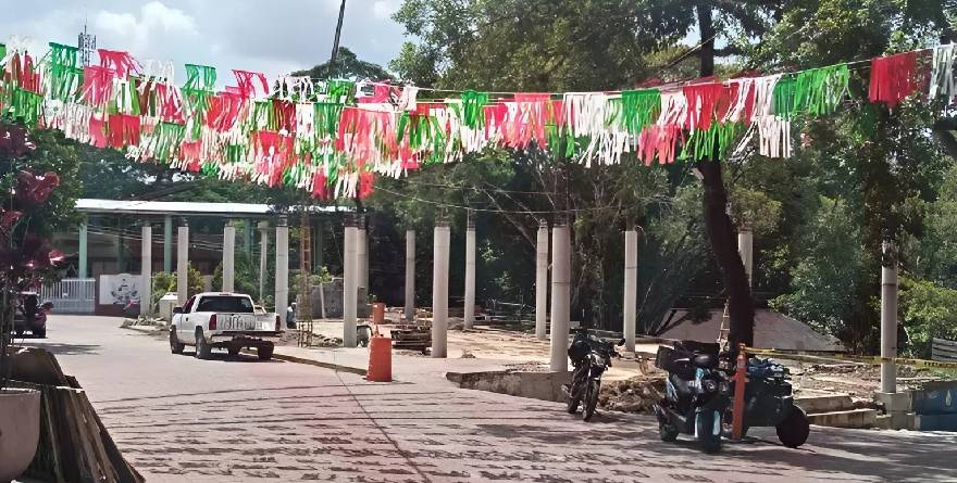 Padecen comerciantes de Huehuetlán la lentitud y el olvido oficial tras un año de falsas promesas