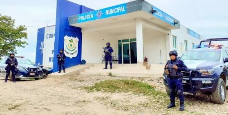 Arriaga ajustará salarios policiales
