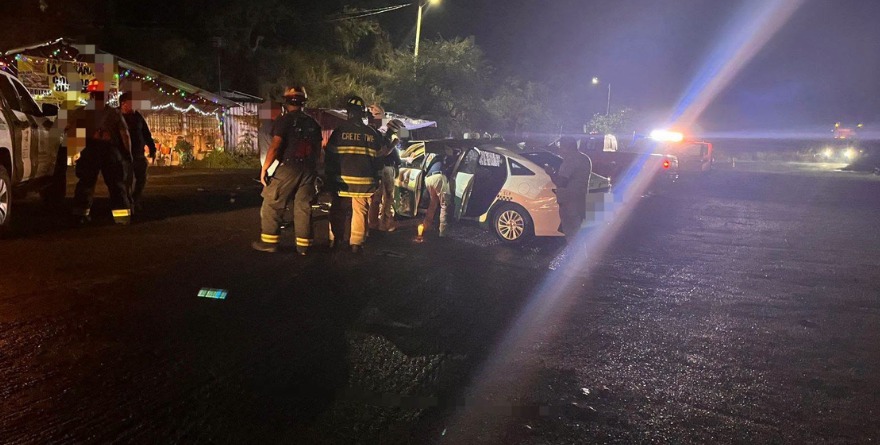 Bomberos atienden fatal accidente vehicular