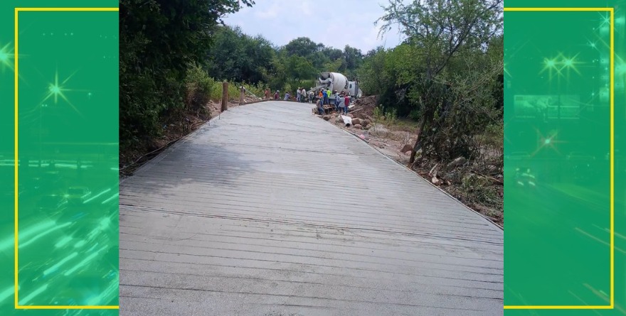 Paisanos de Rioverde pavimentan caminos