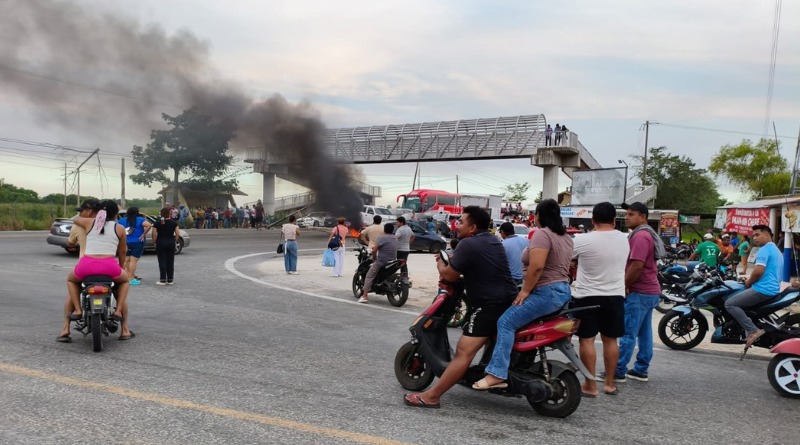 QUEMAN LLANTAS Y BLOQUEAN VÍA EN TABASCO; EXIGEN AGUA Y LUZ
