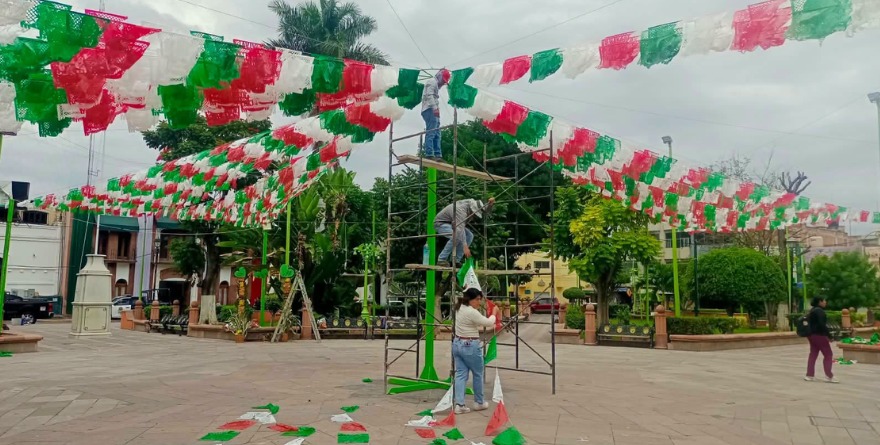 Avanzan adornos patrios en Rioverde
