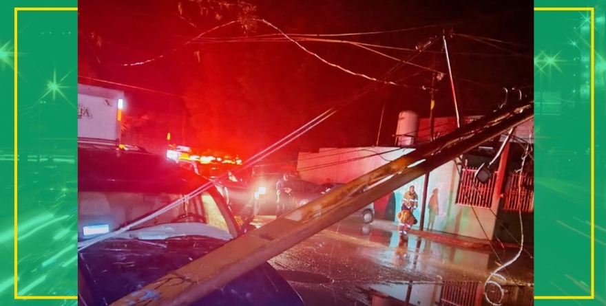 Caída de poste moviliza a bomberos