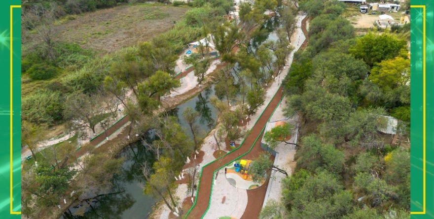 Vecinos caminan entre la naturaleza