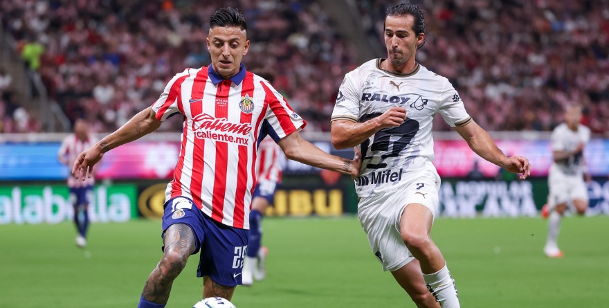 CHIVAS BORRA A PUMAS CON AUTORIDAD Y FUTBOL
