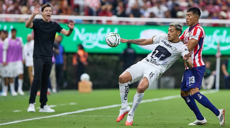 DESTACA SOLARI EFECTIVIDAD DE CHIVAS; REPRUEBA LA DE PUMAS